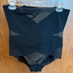 High-Waist Shaping Briefs - Black
